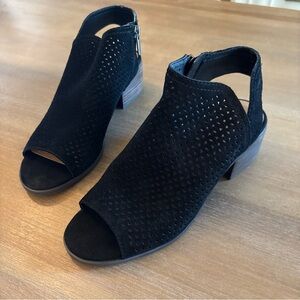 NIB Lucky Brand Nonina laser cut suede open toe stack heel sandal size 7.5